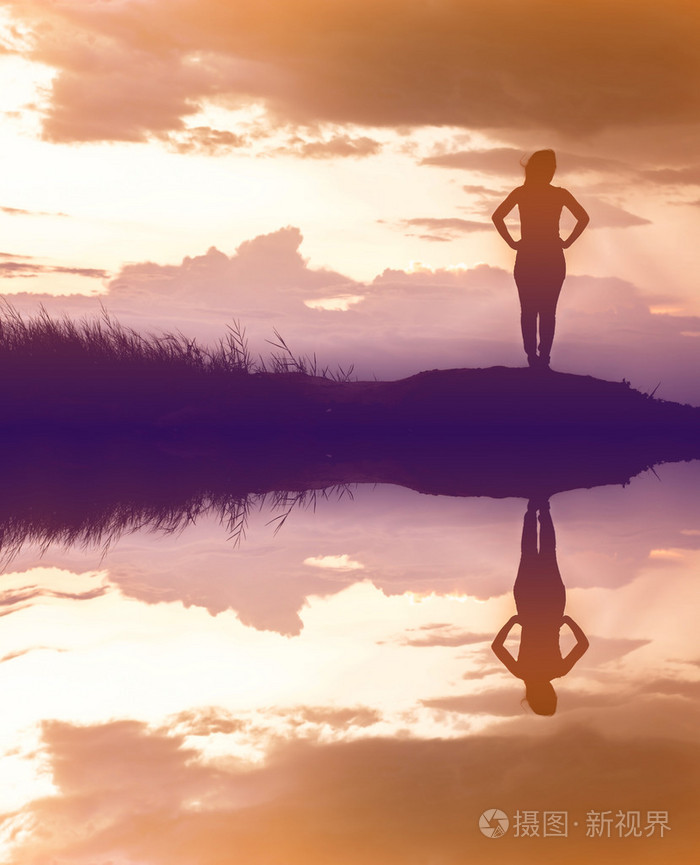 女人独自在外地站在美丽的剪影