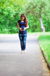 孕妇在公园散步