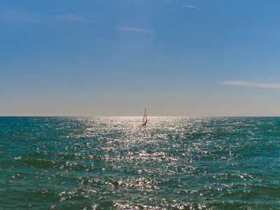 在 Caldetes 海滩滑浪风帆