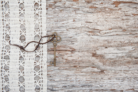旧钥匙和粗鲁的木板上花边复古背景