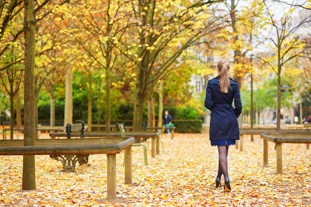 年轻女子在一个秋日巴黎卢森堡花园