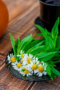 用新鲜的薄荷和洋甘菊的黑版