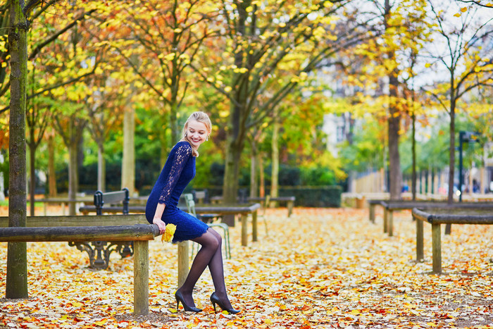 美丽的年轻女子在一个秋日巴黎卢森堡花园