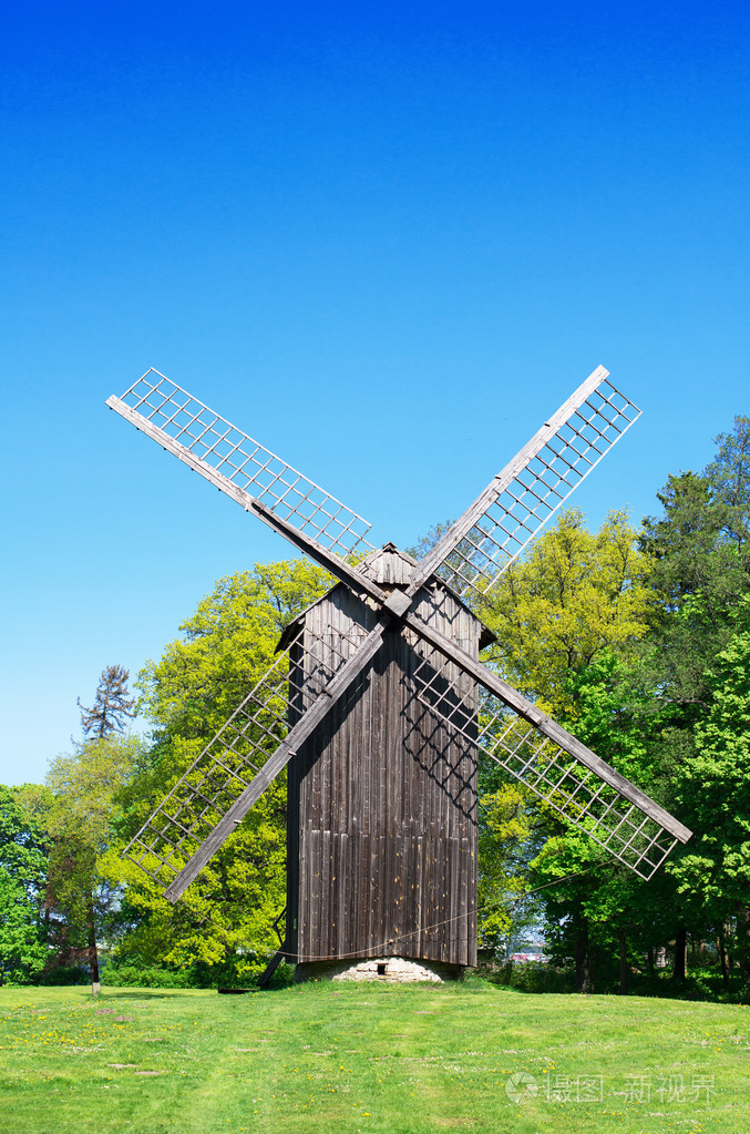 山上的老爱沙尼亚风车