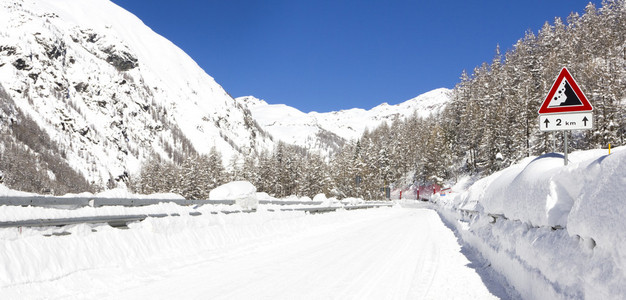 在冬季道路上的危险道路标志