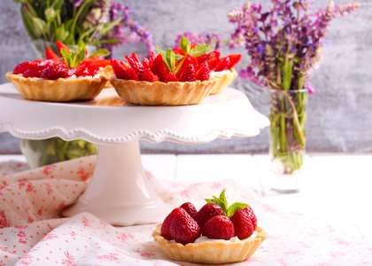草莓和奶油芝士迷你蛋糕