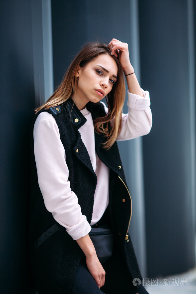 迷人的金发女郎时髦的服装