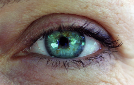 单身女性的绿色眼睛