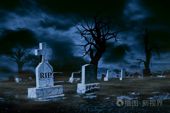 雾和冷的墓地在晚上与副本空间