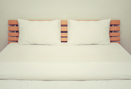 白色的毯子和枕头木在卧室床上