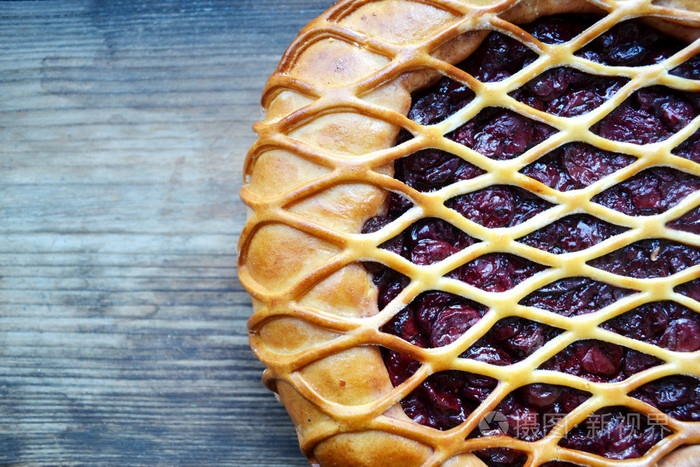 传统的美国樱桃馅饼用木制的桌子上的金色面团