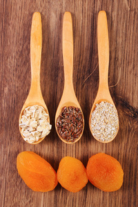 亚麻籽 黑麦片 燕麦麸皮和杏脯，健康的营养和增加新陈代谢的概念