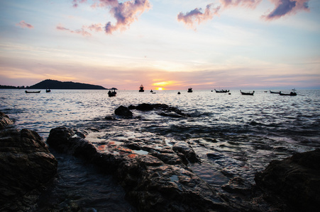 在阴影中的日落颜色的海景