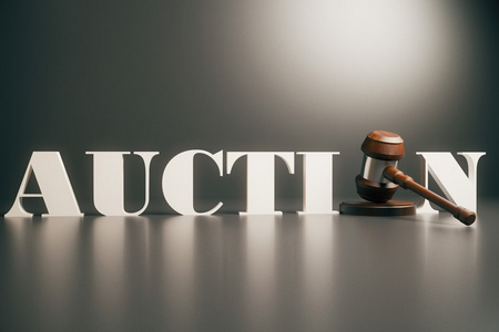 在灰色的背景上拍卖槌照片