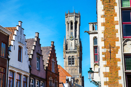 蓝蓝的天空，在比利时的布鲁日，反对中世纪塔贝尔福