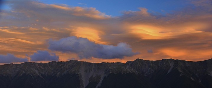 橙色的云层覆盖的山脉
