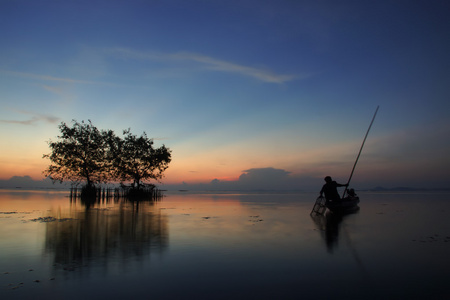 湖上的夕阳的天空轮廓渔民