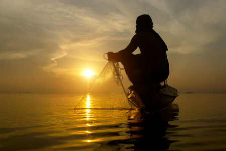 湖上的夕阳的天空轮廓渔民