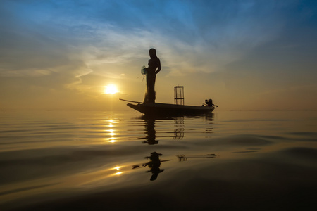 湖上的夕阳的天空轮廓渔民