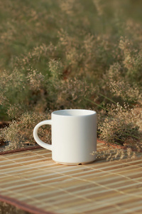 咖啡杯与小花小草