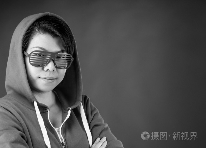 自信的女人看着相机