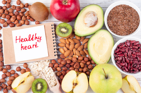 用于木制背景与注意心脏健康心脏的健康食品