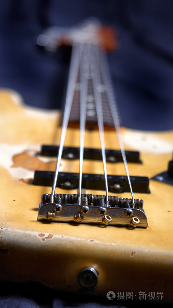 老低音吉他