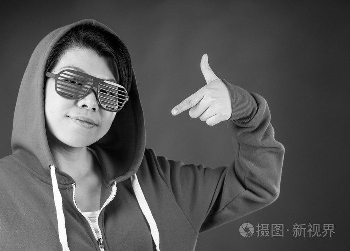 指着自己的女人