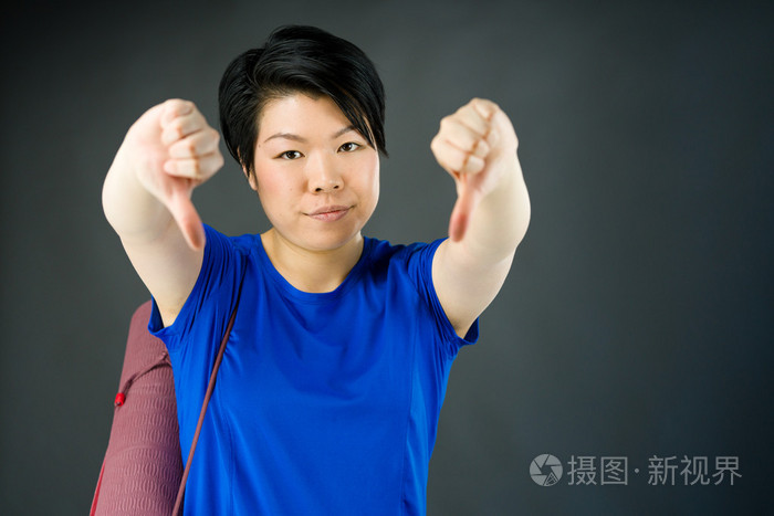 女人手势大拇指朝下的标志