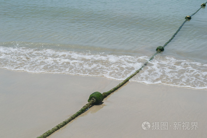 白砂沙滩的白色的海和泰国普吉岛海滩上的老浮标