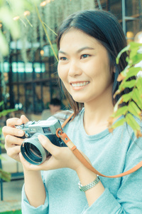 有魅力的年轻亚洲女人在户外咖啡馆里聊天