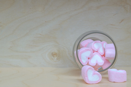 心形状粉红色棉花糖在玻璃