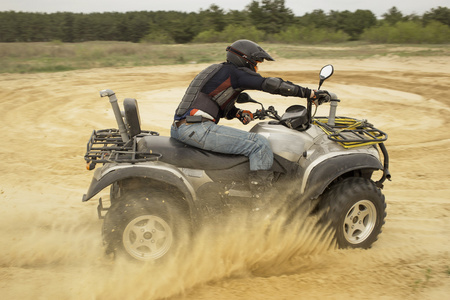 赛车 Atv 是沙子