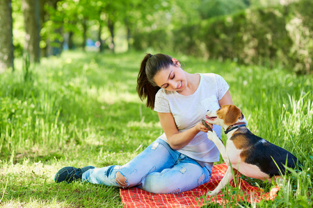 一个年轻女孩与她的狗在公园里的肖像