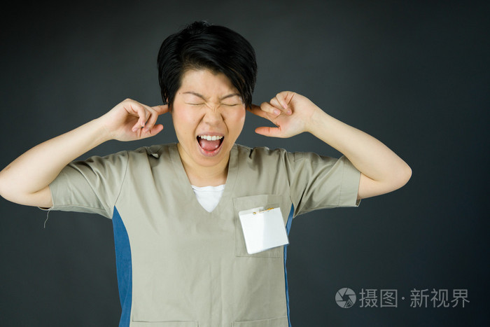 女人堵耳朵用手指