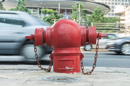 红 fireplug 站靠人行道运动模糊车酒泉