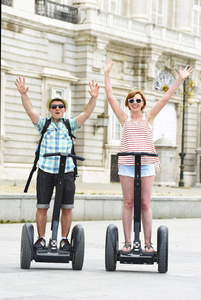 年轻的快乐旅游夫妇乘坐Segway享受城市之旅