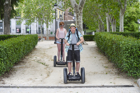 年轻的快乐旅游夫妇乘坐Segway享受城市之旅