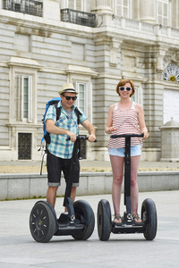 年轻的快乐旅游夫妇乘坐Segway享受城市之旅