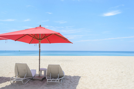 沙滩椅和邦涛海滩，在泰国的普吉岛上的白砂构成的红伞