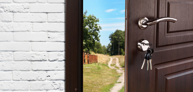 大门半开到自然背景照片