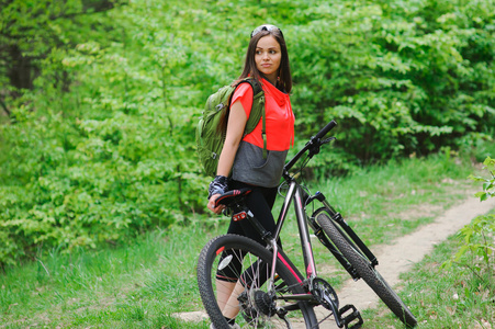 在树林里骑自行车的女孩