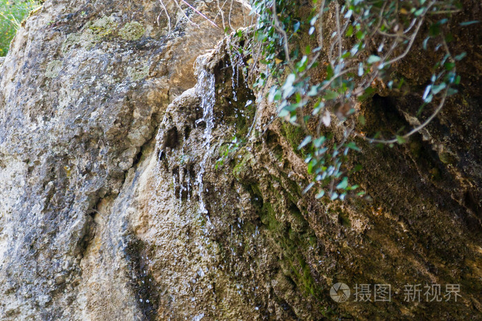 岩石上的水滴一个小瀑布