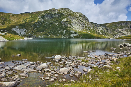 令人惊叹的全景图三叶 里拉山 七里拉湖泊