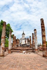 泰国苏霍台历史公园公共财产的佛陀和宫殿建筑的古代雕像。