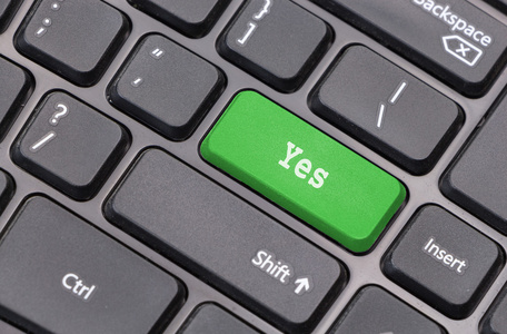 计算机键盘特写与是上绿色的文本输入密钥
