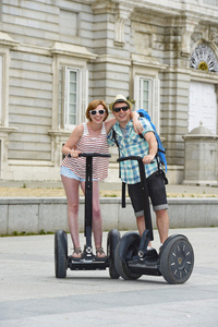 年轻的快乐旅游夫妇乘坐Segway享受城市之旅