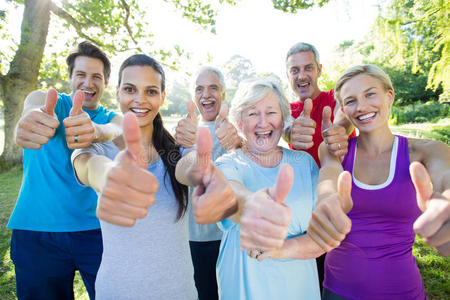 运动型 老年人 手势 中间 通信 公园 锻炼 成人 年代
