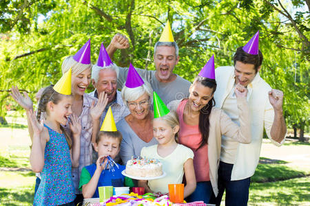 快乐的一家人庆祝生日