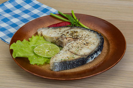 烤鲨鱼排烤鲨鱼排肉 striploin 牛排在石桌上牛排火烧牛排厨师在或